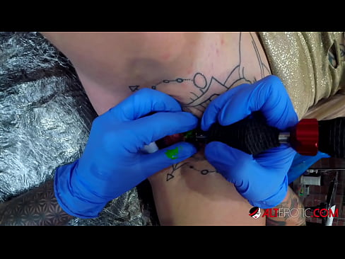 ❤️ Estremamente tatuato hottie Sully Savage ottenuto un tatuaggio sul suo clitoride Pornoal it.porn-tub-sexer.ru ❌️❤